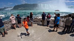 Air Terjun Niagara Banjir Wisatawan di Musim Panas