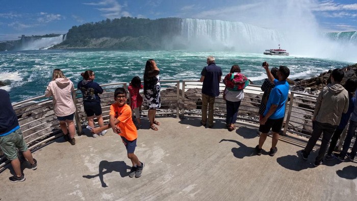1405961118 ONTARIO, CANADA - JUNE 29: Tourists step onto a viewing platform to enjoy the view of Niagara Falls on June 29, 2022 in Ontario, Canada. Tourists can walk through the tunnel deep below the Niagara Parks Power Station and then step out onto a viewing platform to enjoy the view of Niagara Falls. (Photo by Yu Ruidong/China News Service via Getty Images)