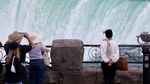 Air Terjun Niagara Banjir Wisatawan di Musim Panas