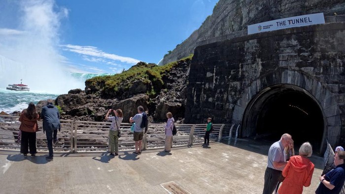 1405961118 ONTARIO, CANADA - JUNE 29: Tourists step onto a viewing platform to enjoy the view of Niagara Falls on June 29, 2022 in Ontario, Canada. Tourists can walk through the tunnel deep below the Niagara Parks Power Station and then step out onto a viewing platform to enjoy the view of Niagara Falls. (Photo by Yu Ruidong/China News Service via Getty Images)