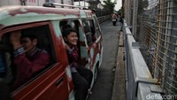 Pengaturan lalu lintas selama pekerjaan berlangsung meliputi kendaraan dari arah Cakung menuju Cawang dialihkan di KM 10 Cikunir melalui Tol JORR E arah Taman Mini, sedangkan kendaraan dari arah Jatiasih menuju Cawang dialihkan di KM 10 melalui pintu keluar Kalimalang.