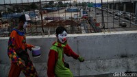Kemudian kendaraan dari arah Cikampek menuju Cawang dialihkan melalui Gerbang Tol Cikunir 2, arah Jatibening menuju Cawang dialihkan melalui Kalimalang, serta dari Cikampek menuju Jakarta melalui Tol Layang MBZ dialihkan melalui Jalan Tol Jakarta-Cikampek eksis.