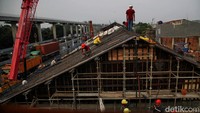 Jasa Marga bersama PT Kereta Cepat Indonesia China (KCIC) sebagai kontraktor pekerjaan ini juga menyiapkan rambu-rambu pengamanan pekerjaan sesuai standar, menyiagakan petugas pengaturan lalu lintas, serta memastikan petugas tetap menjaga protokol kesehatan di lokasi pekerjaan.
