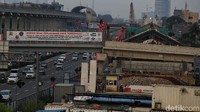 Pihaknya juga telah melakukan sosialisasi rencana pekerjaan dengan memasang media luar ruang berupa spanduk imbauan pekerjaan serta Variable Message Sign di kedua arah Jalan Tol Jakarta-Cikampek.