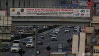 Arus kendaraan saat melintas dekat proyek pembangunan Kereta Cepat Indonesia China (KCIC) di Kilometer 06+145 Ruas Tol Jakarta-Cikampek, Jatibening, Bekasi, Jawa Barat, Kamis (30/6/2022).