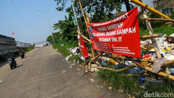 Ada Spanduk Larangan, Warga Masih Buang Sampah di Pangkalan Jati
