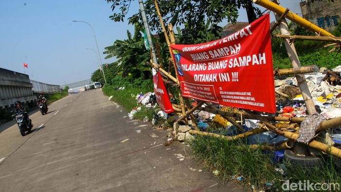 Ada Spanduk Larangan, Warga Masih Buang Sampah di Pangkalan Jati Sampah menumpuk di pinggir jalan kawasan Kelurahan Pangkalan Jati Baru, Depok. Padahal spanduk larangan membuang sampah sembarangan jelas terpasang di lokasi.