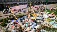 Padahal, di sana terdapat spanduk yang melarang warga membuang sampah sembarangan. 
