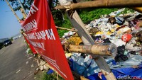 Sampah yang dibuang seperti pakaian bekas hingga sampah rumah tangga. 