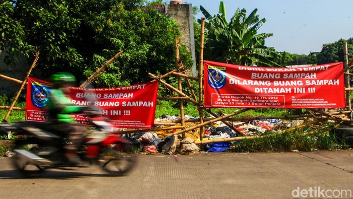 Ada Spanduk Larangan Warga Masih Buang Sampah Di Pangkalan Jati