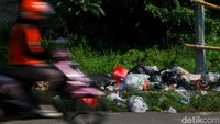 Lokasinya berada dekat Tol Depok-Antasari. Terlihat banyak tumpukan sampah di sekitar lokasi.
