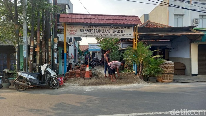 Akses masuk ke SDN Pamulang Timur 1 Tangsel ditutup oleh ahli waris dan pemilik tanah atas nama Satiri. Akses ditutup dengan cara dibangunnya tanggul semen. (Khairul Maarif/detikcom)
