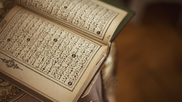 caligrafia árabe, al qur'an surah an nisa versículo 136, tradução