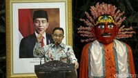 Gubernur Provinsi DKI Jakarta, Anies Baswedan, mengukuhkan panitia Bulan Dana Palang Merah Indonesia (PMI) Provinsi DKI Jakarta tahun 2022 di Balai Agung Balai Kota Jakarta, Rabu (30/6/2022).
