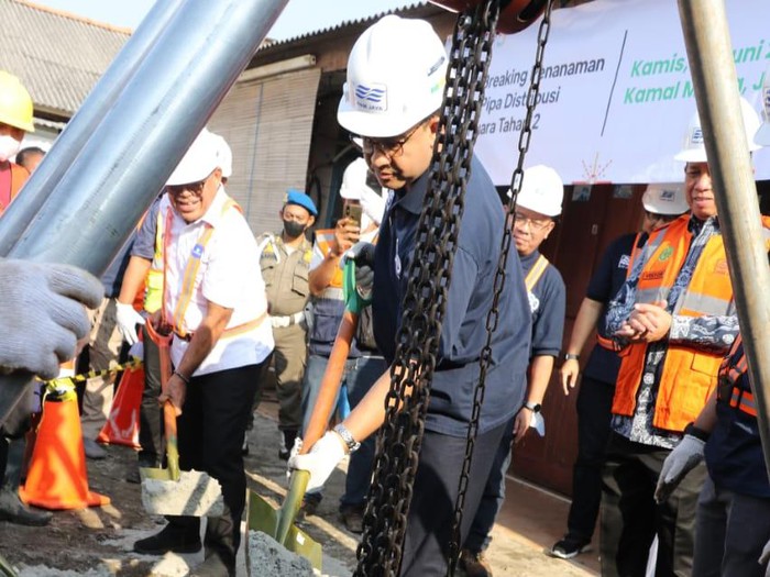 Anies Baswedan saat peletakan pipa air bersih pertama di Kamal Muara (dok. Pemprov DKI)