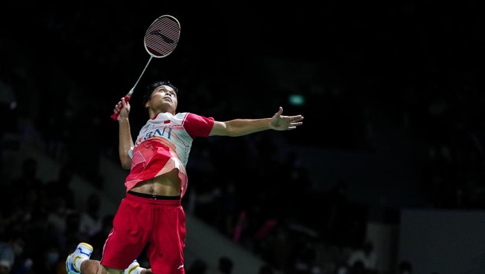 JAKARTA, INDONESIA - JUNE 17: Anthony Sinisuka Ginting of Indonesia competes in the Mens Singles Quarter Finals match against Viktor Axelsen of Denmark on day four of the Indonesia Open at Istora Senayan on June 17, 2022 in Jakarta, Indonesia. (Photo by Shi Tang/Getty Images)