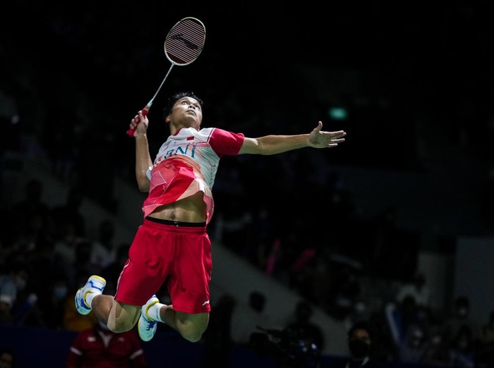JAKARTA, INDONESIA - JUNE 17: Anthony Sinisuka Ginting of Indonesia competes in the Mens Singles Quarter Finals match against Viktor Axelsen of Denmark on day four of the Indonesia Open at Istora Senayan on June 17, 2022 in Jakarta, Indonesia. (Photo by Shi Tang/Getty Images)