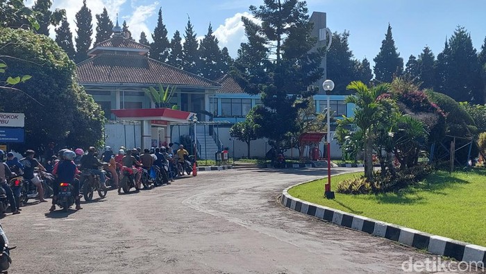 Antrean Pemotor Isi BBM di SPBU Cimahi