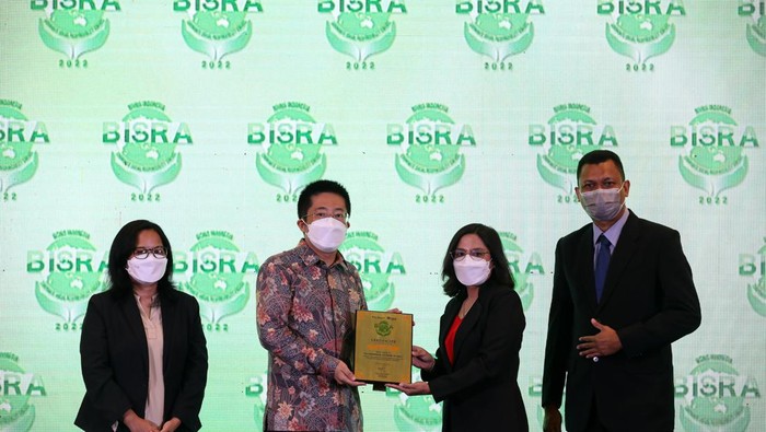 Apresiasi-Komitmen Menghadapi Dampak Pandemi Presiden Direktur PT Yili Indonesia Dairy Yu Miao (kedua kiri) menerima penghargaan Special Achievemenet BISRA 2022 yang diserahkan oleh Pemimpin Redaksi Bisnis Indonesia Maria Yuliana Benyamin (kedua kanan) dengan disaksikan Wakil Pemimpin Redaksi Bisnis Indonesia Rahayuningsih (kiri) dan Wakil Pemimpin Redaksi Bisnis Indonesia Fahmi Achmad di Jakarta, Rabu (27/6). BISRA 2022 bertujuan memberikan apresiasi kepada perusahaan yang berkomitmen memberikan kontribusi kepada komunitas rentan dan masyarakat berpenghasilan rendah (MBR), terutama pada masa pandemi Covid-19, dan memotivasi perusahaan untuk tetap berkontribusi pada komunitas rentan dan MBR.