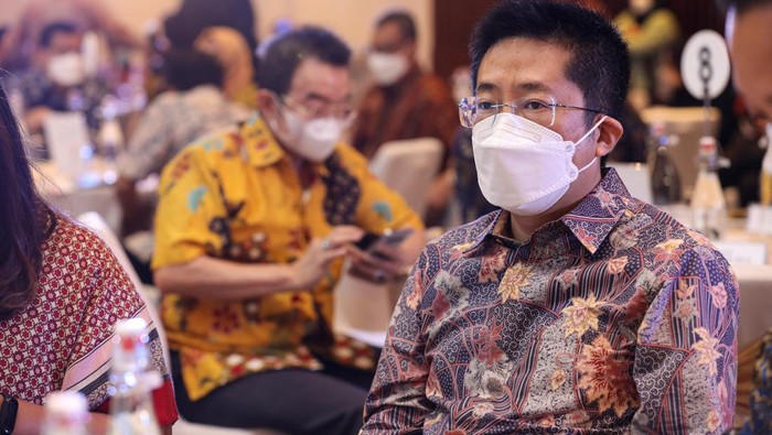 Apresiasi-Komitmen Menghadapi Dampak Pandemi Presiden Direktur PT Yili Indonesia Dairy Yu Miao (kedua kiri) menerima penghargaan Special Achievemenet BISRA 2022 yang diserahkan oleh Pemimpin Redaksi Bisnis Indonesia Maria Yuliana Benyamin (kedua kanan) dengan disaksikan Wakil Pemimpin Redaksi Bisnis Indonesia Rahayuningsih (kiri) dan Wakil Pemimpin Redaksi Bisnis Indonesia Fahmi Achmad di Jakarta, Rabu (27/6). BISRA 2022 bertujuan memberikan apresiasi kepada perusahaan yang berkomitmen memberikan kontribusi kepada komunitas rentan dan masyarakat berpenghasilan rendah (MBR), terutama pada masa pandemi Covid-19, dan memotivasi perusahaan untuk tetap berkontribusi pada komunitas rentan dan MBR.