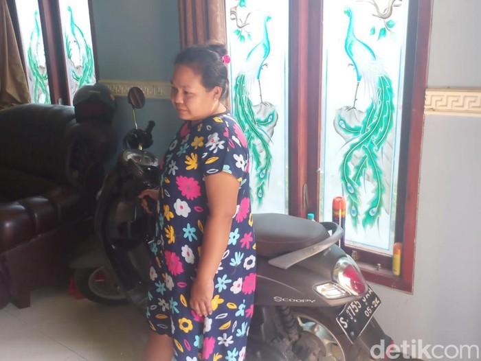 Asmaul Husna, emak-emak yang viral tutupi nopol motor dengan CD di Lamongan