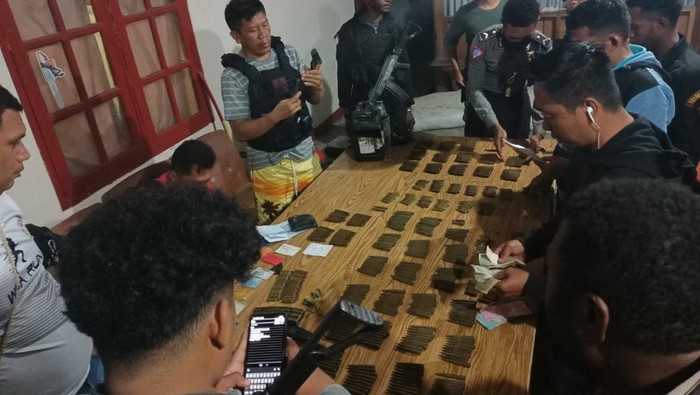 ASN di Yalomo, Papua ditangkap karena membawa senjata api dan 615 butir amunisi untuk KKB (Dok. Istimewa).