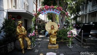 Patung-patung manusia siap berpose dengan pengunjung Kota Tua.