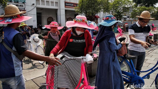 Sepeda laris manis disewa oleh para pengunjung untuk berputar-putar kawasan Kota Tua.