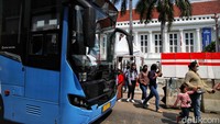 Para pengunjung meninggalkan Kota Tua usai menikmati tempat wisata itu bersama keluarga.