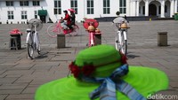 Walaupun tadi siang cuaca cukup panas, tapi warga tetap antusias menikmati suasana di kawasan Kota Tua.