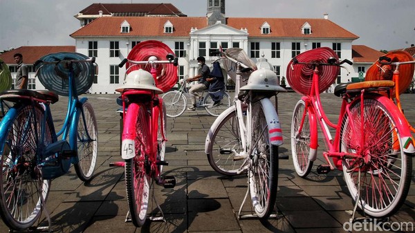 Untuk naik sepeda, warga cukup membayar Rp 20.000 per 30 menit.