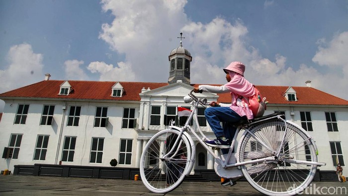 Asyiknya Menikmati Libur Sekolah di Kota Tua Musim libur sekolah telah tiba. Kota Tua pun menjadi destinasi alternatif bagi warga Jakarta.