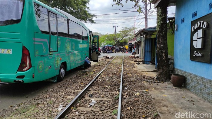 Bangunan di jalur rel KA Jalan Halmahera Kota Malang