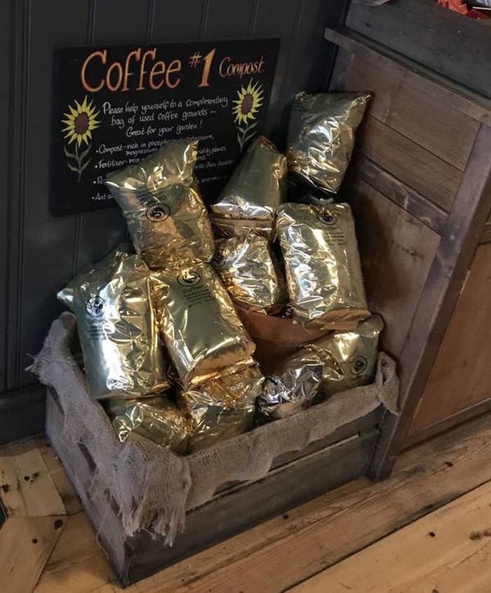 Barang unik di kedai kopi