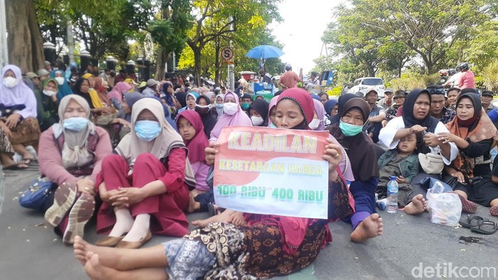 Aksi warga terdampak PLTU di depan Kantor Gubernur Jawa Tengah, Ganjar Pranowo, Kamis (30/6/2022).