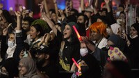 Para Penggemar anime Jepang bersorak saat mereka menonton penyanyi pop Jepang, Aimer yang tampil di Jeddah Season, City Walk, Jeddah, Arab Saudi.