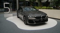 Mobil ini dilengkapi dengan eksterior dan interior BMW M Sport yang ikonik dan sporty, konstruksi BMW EfficientLightweight, wireless Apple CarPlay, kesan premium yang ditingkatkan di interior dengan upholstery baru dan juga trim interior terbaru yang tetap sporty (M interior trim finishers Aluminum Rhombicle dark dengan highlight Pearl Chrome dan jok yang dibalut Sensatec, perforated), teknologi terbaru BMW Laserlight dengan aksen biru spesial termasuk fungsi adaptif dan desain ikonik BMW yang kini tampil lebih pipih dan tegas, hingga penyempurnaan pada mesin dan pengalaman berkendara.  