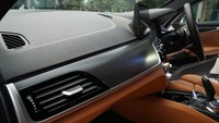 BMW Operating System 7 ditambahkan ke spesifikasi standar untuk BMW Seri 5, yang memiliki fitur wireless Apple CarPlay dan Android Auto. Sistem hiburan itu memiliki tampilan antar-muka baru, pengendalian dengan suara (Voice Command) dan gerakan tangan (Gesture Control).  