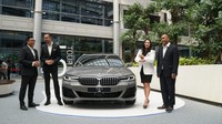 (Kiri-kanan) Vice President Sales and Network Development BMW Indonesia, Bayu Riyanto, President Director BMW Group Indonesia, Ramesh Divyanathan, Director of Communications BMW Group Indonesia, Jodie Otania, Vice President Customer Support BMW Group Indonesia, Ariefin Makaminan, hadir dalam peluncuran BMW 530i Touring M Sport dan BMW Group Training Center di BSD, Tangerang, Kamis (30/6/2022).  
