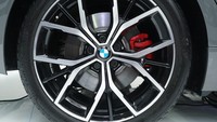 BMW 530i Touring M Sport hadir dengan velg aloi ringan 19 inci M Y-spoke style 845 M Bicolour Jet Black. Karakter Motorsport semakin ditegaskan melalui kehadiran M Sport brake dalam balutan warna red high-gloss. Finisher knalpot trapesium menjadi standar pada semua model BMW Seri 5, yang terintegrasi di sisi kiri dan kanan pada inlay apron belakang. Bagian atas inlay yang berwarna abu-abu tersebut memiliki pinggiran trim hitam sebagai standar.  