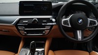 Beralih ke interior, desain kabin yang fokus pada pengemudi dipadukan dengan suasana premium yang dihasilkan oleh kombinasi dari desain kontemporer, material berkualitas tinggi, dan perhatian terhadap detail. Control Display 12,3 inci yang kini dipasang sebagai standar, berbagai kontrol baru yang dirancang di konsol tengah, dan setir leather sport standar dengan tombol multifungsi, menghadirkan interior disempurnakan secara detail.  