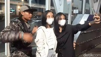 Ini dua bocah yang melintas di kawasan Stasiun Sudirman, minta Bonge foto bareng. Foto: Febri/detikhot