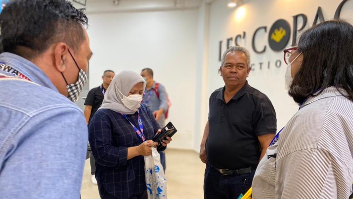 Bos Les Copaque Haji Burhanuddin  berkaus hitam saat berbincang bincang dengan media di kantornya Rabu 29 Juni 2022
