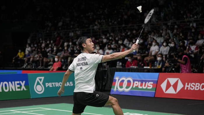 Cakep! Vito Tumbangkan Tunggal Putra Andalan Malaysia Indonesia's Shesar Hiren Rhustavito, reacts after winning against Malaysia's Lee Zii Jia during their men's singles second round match at the Malaysia Open badminton tournament in Kuala Lumpur, Malaysia, Thursday, June 30, 2022. (AP Photo/Vincent Thian)