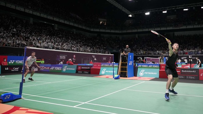 Indonesia's Shesar Hiren Rhustavito, reacts after winning against Malaysia's Lee Zii Jia during their men's singles second round match at the Malaysia Open badminton tournament in Kuala Lumpur, Malaysia, Thursday, June 30, 2022. (AP Photo/Vincent Thian)
