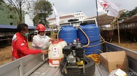 Seperti diketahui, menjelang Idul Adha penjualan hewan kurban mulai bergeliat. Guna mencegah penyebaran PMK, petugas PMI menyemprotkan disinfektan ke area sekitar penjualan sapi kurban.