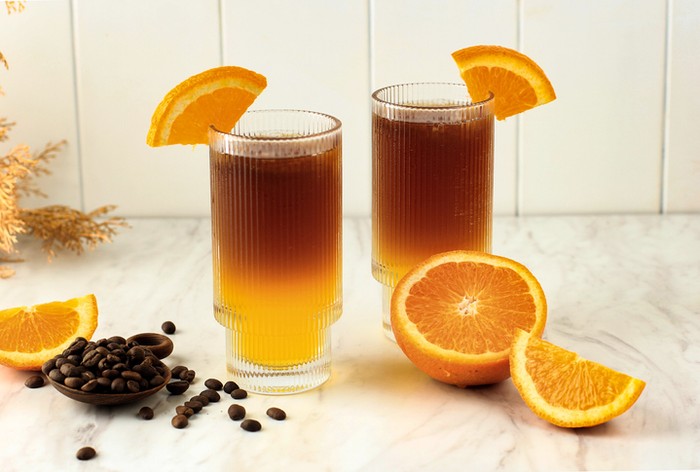 Cara membuat coffee mocktail campur jus jeruk yang menyegarkan