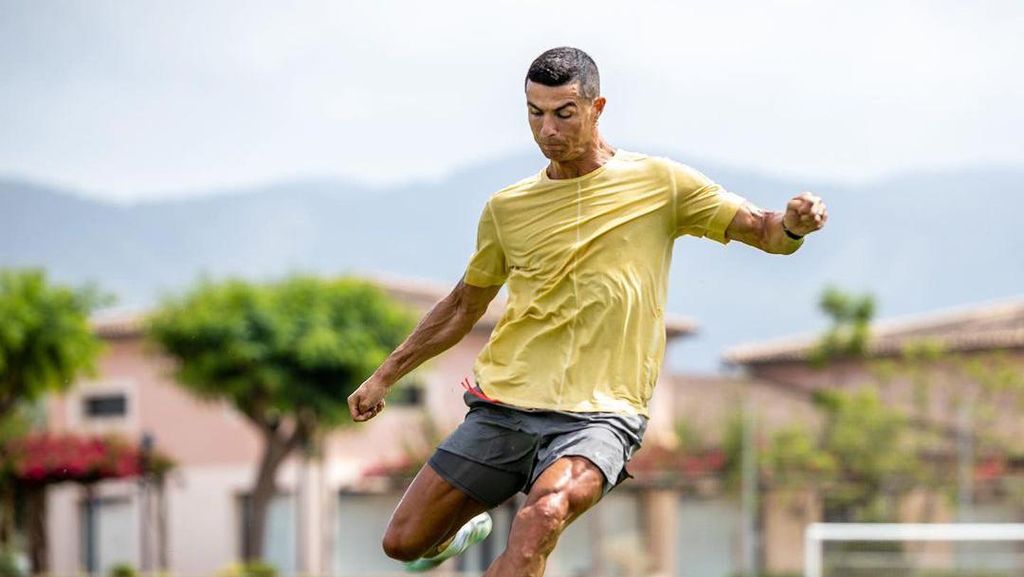 Liburannya Cristiano Ronaldo: Tetap Bawa Bola