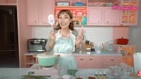 Dapur milik Ayu Dewi tersebut didominasi dengan warna-warna pastel, sehingga suasana yang diberikan nyaman dan ceria. Foto: YouTube Mrs Ayu Dewi