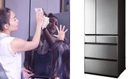 Di dapurnya tersebut, Ayu Dewi juga menaruh kulkas berukuran besar dengan desain modern. Kulkas ini harganya ditaksir puluhan juta rupiah. Foto: YouTube Mrs Ayu Dewi